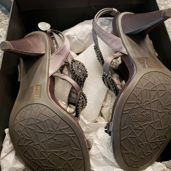 NIB Kenneth Cole Reaction Pewter Heels - Picture 8 of 8